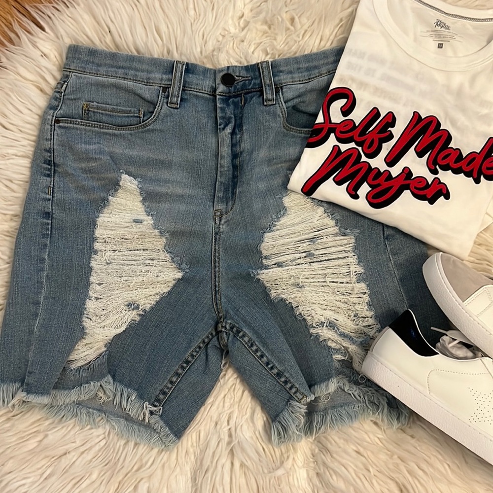 BlankNYC Distressed denim shorts 💙🩵 Sz 29